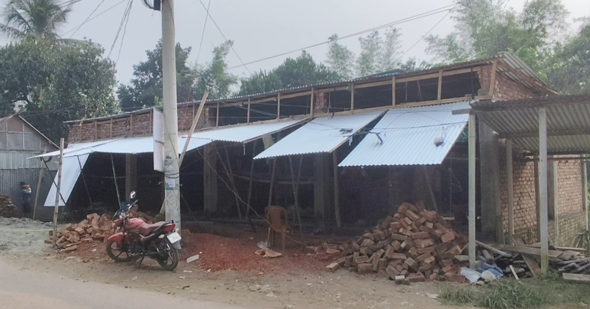 সিংগাইরে আদালতের নিষেধাজ্ঞা অমান্য করে স্থাপনা নির্মাণের অভিযোগ