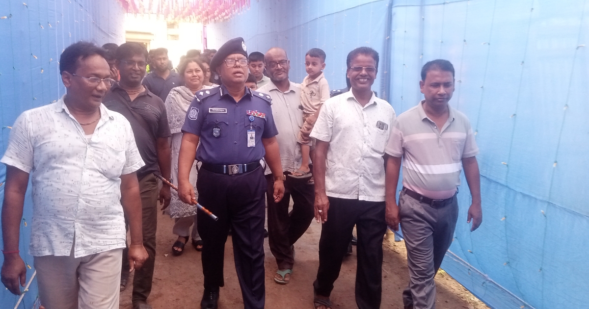 রাজশাহীতে বিভিন্ন পূজা মণ্ডপ পরিদর্শন ডিআইজি'র