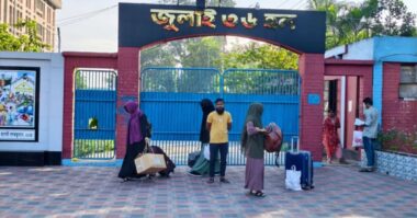 বাকৃবিতে কঠোর নিরাপত্তা, হল ছাড়ছেন শিক্ষার্থীরা