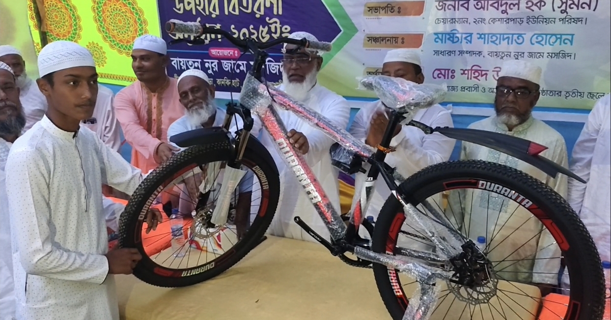 সেনবাগে মসজিদের ইমাম ও তরুণদের মাঝে বাইসাইকেল বিতরণ