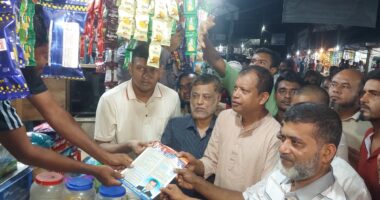 ৩১ দফা বাস্তবায়নে বিএনপি নেতা লেলিন'র লিফলেট বিতরণ ও গণসংযোগ