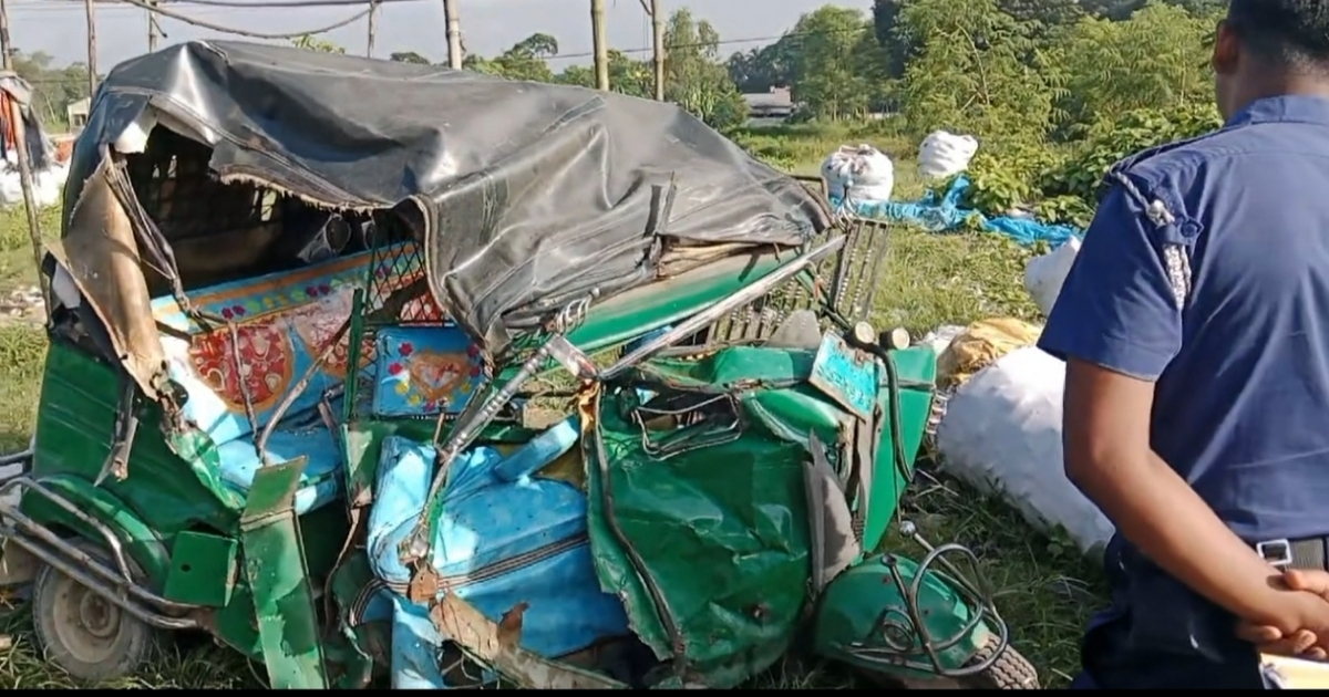 সিংগাইরে ট্রাক–সিএনজি সংঘর্ষ: দুইজনের প্রাণহানি