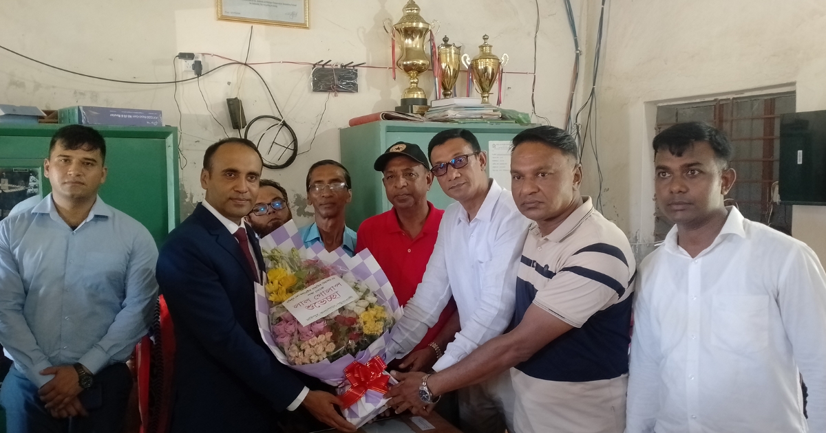 মহিপুর কো-অপারেটিভ মাধ্যমিক বিদ্যালয় পরিদর্শন করলেন নবনিযুক্ত জেলা প্রশাসক