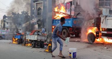 ভোলায় অবৈধ স্থাপনা উচ্ছেদ করায় পৌরসভার ৩টি গাড়ীতে আগুন দিলো দুর্বৃত্তরা