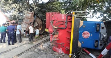লরির ধাক্কায় লাইন থেকে উল্টে পড়লো ট্রেন, চাপা পড়ে নিহত ১