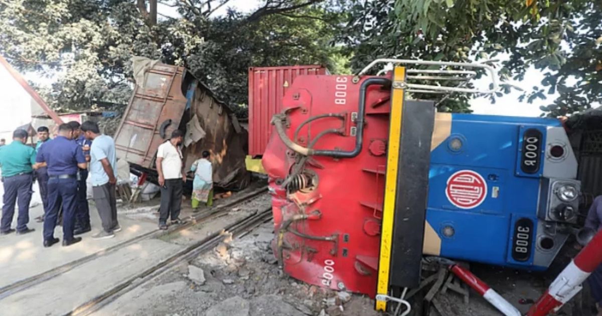 লরির ধাক্কায় লাইন থেকে উল্টে পড়লো ট্রেন, চাপা পড়ে নিহত ১
