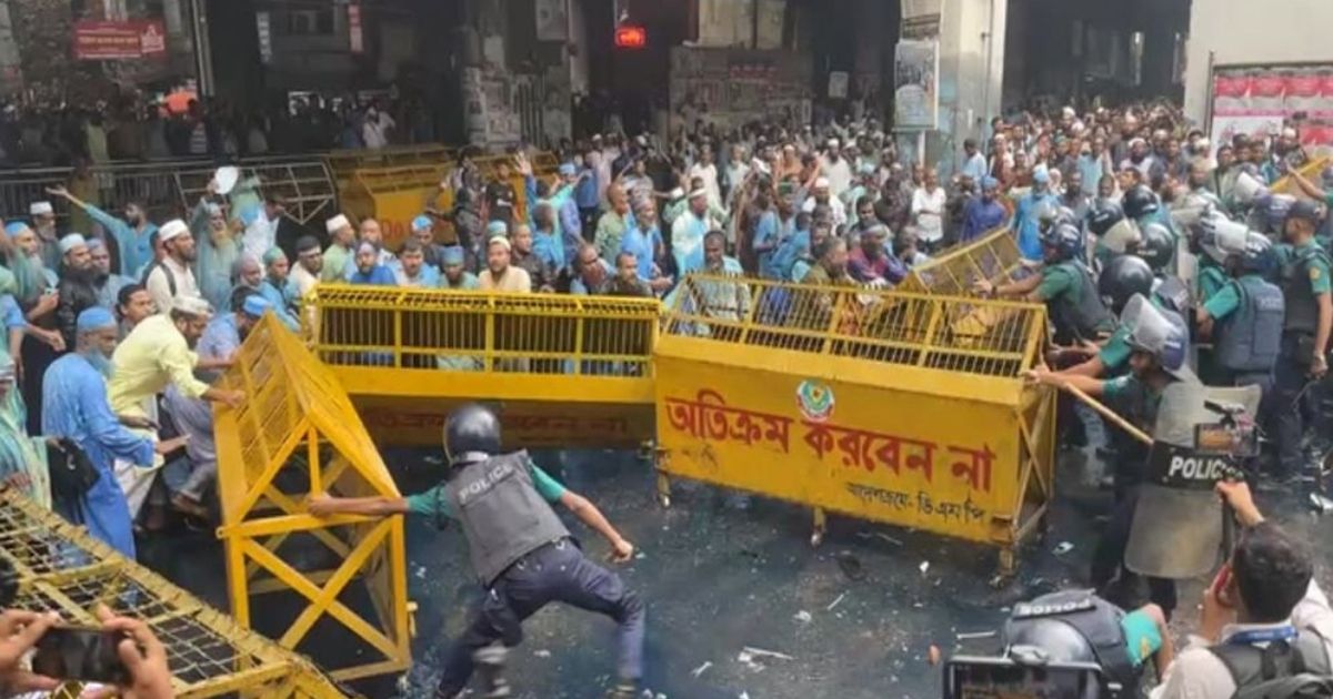 মাদ্রাসা শিক্ষকদের ওপর পুলিশের লাঠিচার্জ-জলকামান, আহত ১৫