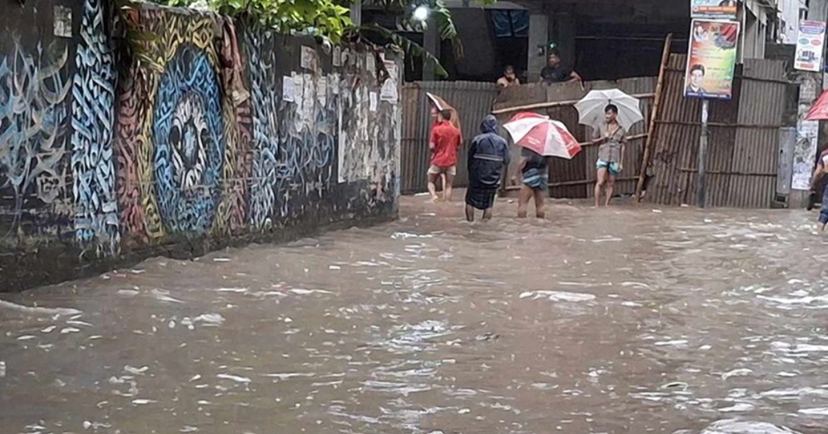 রাজধানীতে রাতভর বৃষ্টি, সড়কে জলাবদ্ধতা