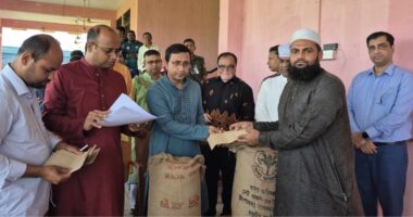 খাগড়াছড়ির সহিংসতায় ক্ষতিগ্রস্তদের পাশে জেলা প্রশাসন