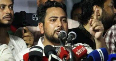 ৫ আগস্ট ক্যান্টনমেন্টে ‘সেজদা’ দিয়েছে রাজনৈতিক নেতারা, ছাত্ররা নয় : নাহিদ ইসলাম