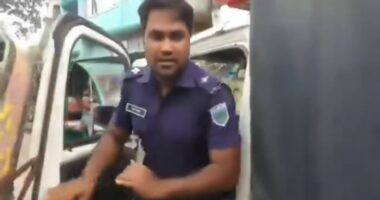 নাটোরে সাংবাদিকের ক্যামেরা কেড়ে নিলেন এএসআই হাসান, মামলা দেওয়ার হুমকি