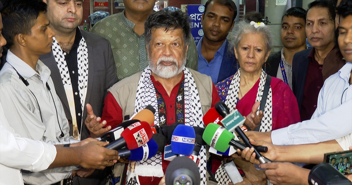 বাংলাদেশি পাসপোর্ট দেখে ইসরাইলি সেনারা আরো ক্ষিপ্ত হয়ে ওঠে এবং সেটি মাটিতে ছুড়ে ফেলে