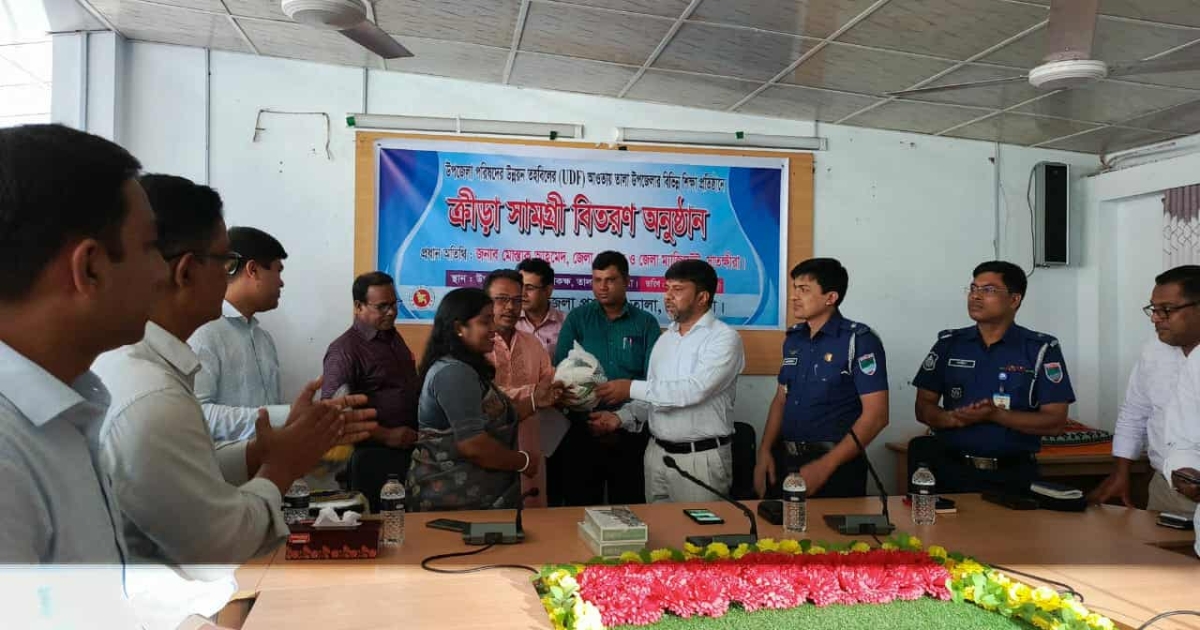 তালা উপজেলা শিক্ষা প্রতিষ্ঠানে ক্রীড়া সামগ্রী বিতরণ