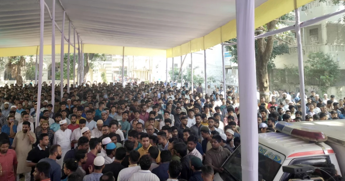 এ্যাম্বুলেন্সে চড়ে শেষ বারের মত বিশ্ববিদ্যালয়ে এলেন জবি শিক্ষার্থী জুবায়েদ