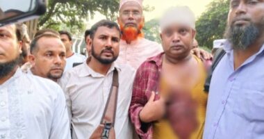 পুলিশের হামলায় আহত হয়েও শহীদ মিনারে অবস্থান নেওয়া সেই শিক্ষক নরসিংদী সন্তান