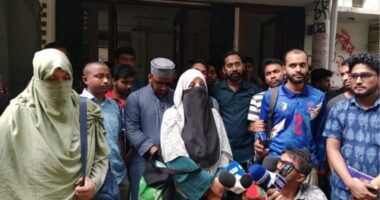 বোরকা-হিজাব পরায় ঢাবি শিক্ষার্থীকে ‘থুতু’ নিক্ষেপ ও শারীরিকভাবে লাঞ্চিতের অভিযোগ