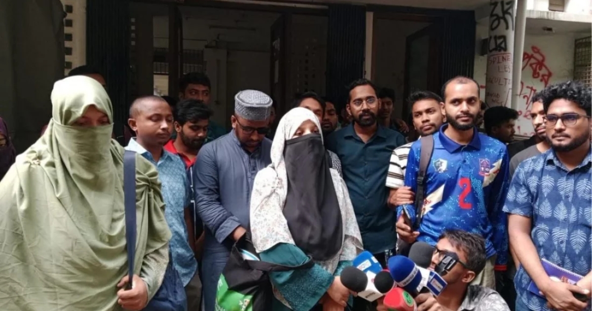 বোরকা-হিজাব পরায় ঢাবি শিক্ষার্থীকে ‘থুতু’ নিক্ষেপ ও শারীরিকভাবে লাঞ্চিতের অভিযোগ