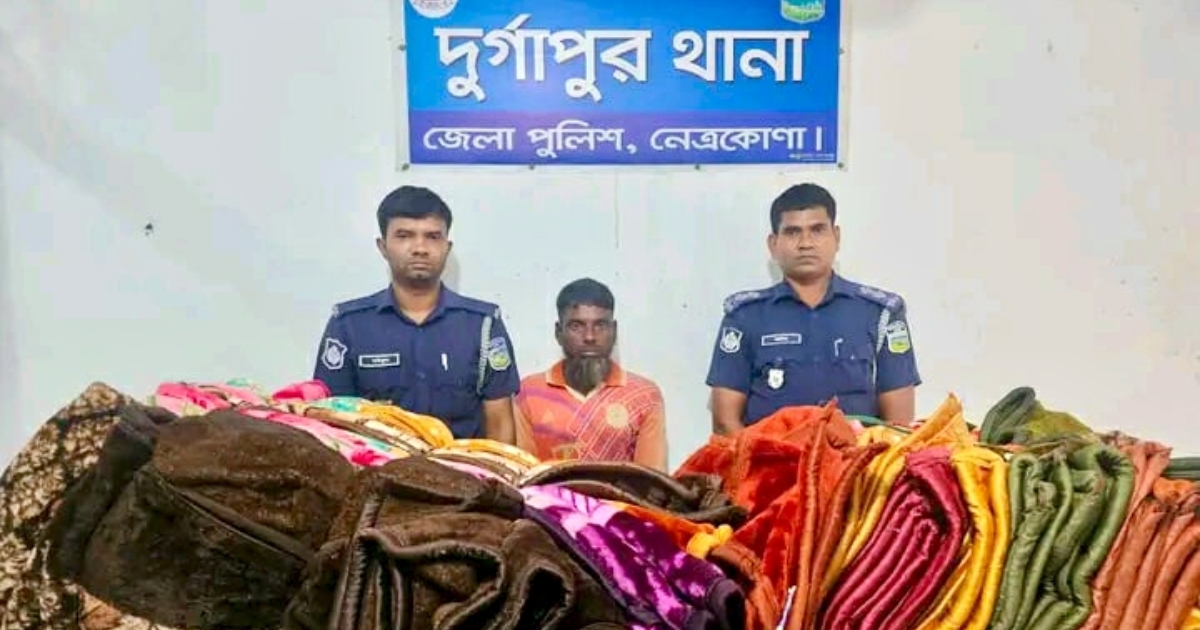 দুর্গাপুরে নদীপথে ভারতীয় কম্বল পাচারের সময় আটক পাচারকারী
