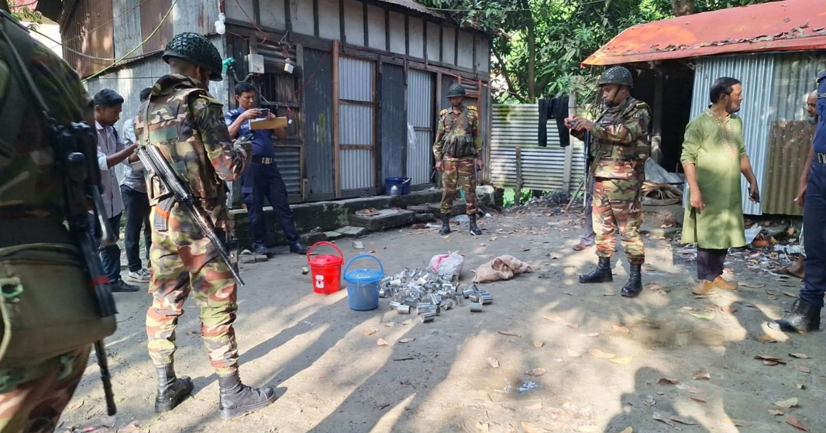 মুন্সীগঞ্জে যৌথ বাহিনীর অভিযানে মজুদ করা ৪০টি ককটে ল উদ্ধার, আটক ১