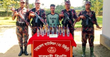 দুর্গাপুরে সীমান্ত ঘেঁষা এলাকা থেকে মদসহ যুবক আটক করেছে বিজিবি