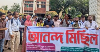 গবিতে ভেটেরিনারি অ্যান্ড এনিমেল সায়েন্সেস অনুষদের শিক্ষার্থীদের আনন্দ মিছিল