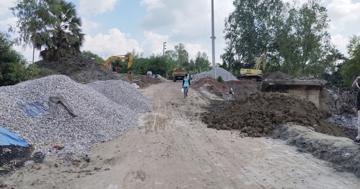 নদী খাল জলাশয় নেই তবুও সড়ক বিভাগ নির্মাণ করছে ৯ কোটি টাকার ব্রিজ