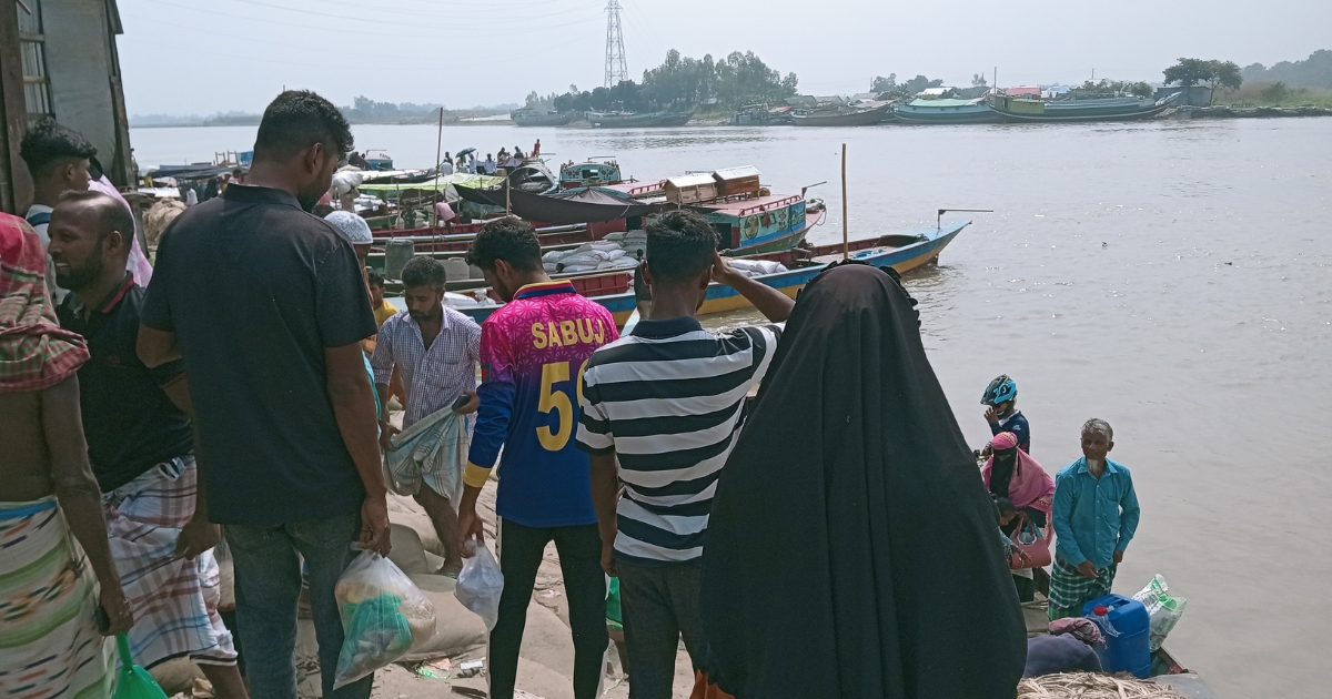 রাতে ট্রলার নেই, ভাড়া বেড়ে পাঁচগুণ,দিঘীরপাড়ে সেতুহীন নদীই সবচেয়ে বড় বাধা