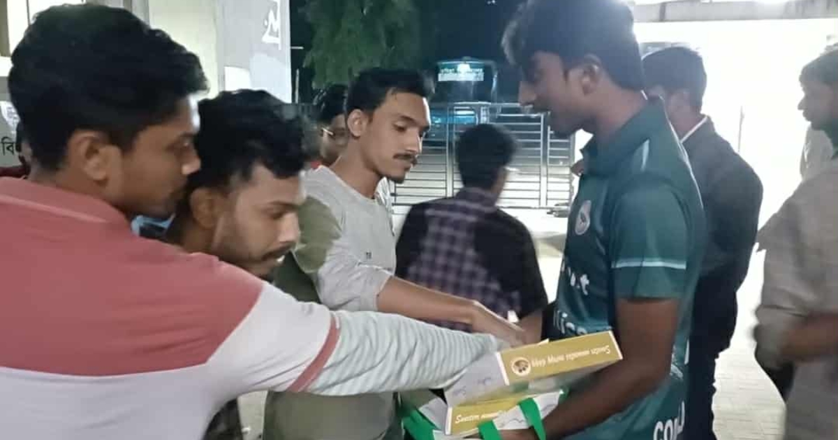 শেখ হাসিনার ফাঁসির রায়ে কুবিতে মিষ্টি বিতরণ 