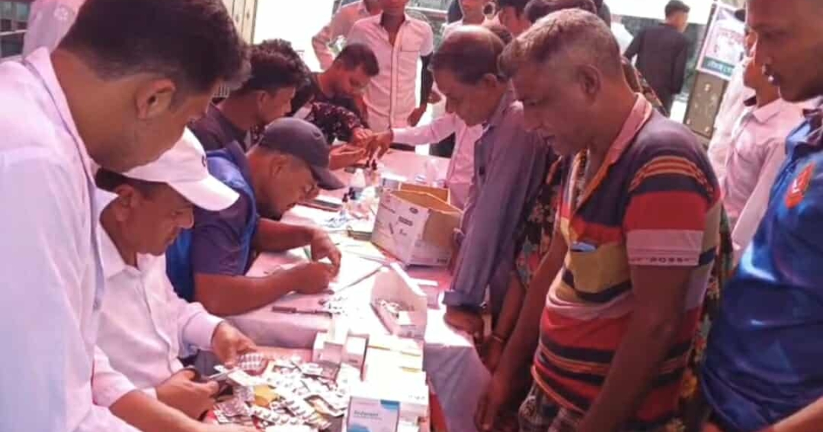 তালা হাজরাকাটি ব্লাড ডোনার্স ক্লাবের উদ্যোগে ওষুধ বিতরণ