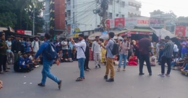 রাবি শিক্ষার্থীর ওপর হামলার প্রতিবাদে ঢাকা-রাজশাহী মহাসড়ক অবরোধ