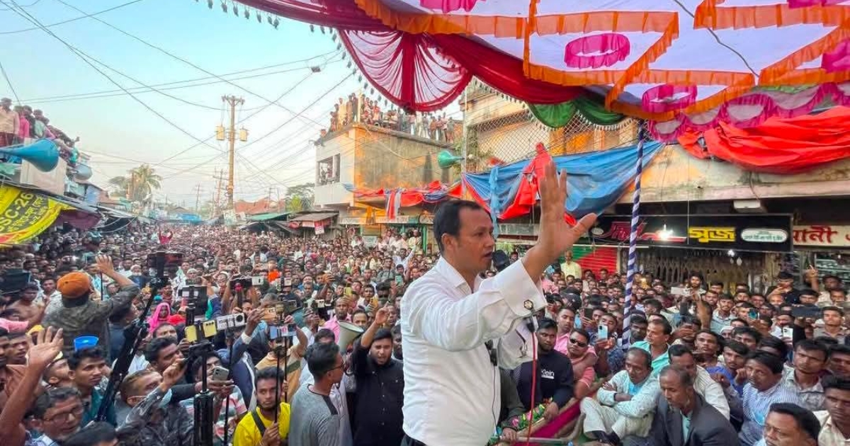 মেইন রোড বন্ধ করে  বিএনপির মনোনয়ন বঞ্চিত নেতা কামরুলের সমাবেশ