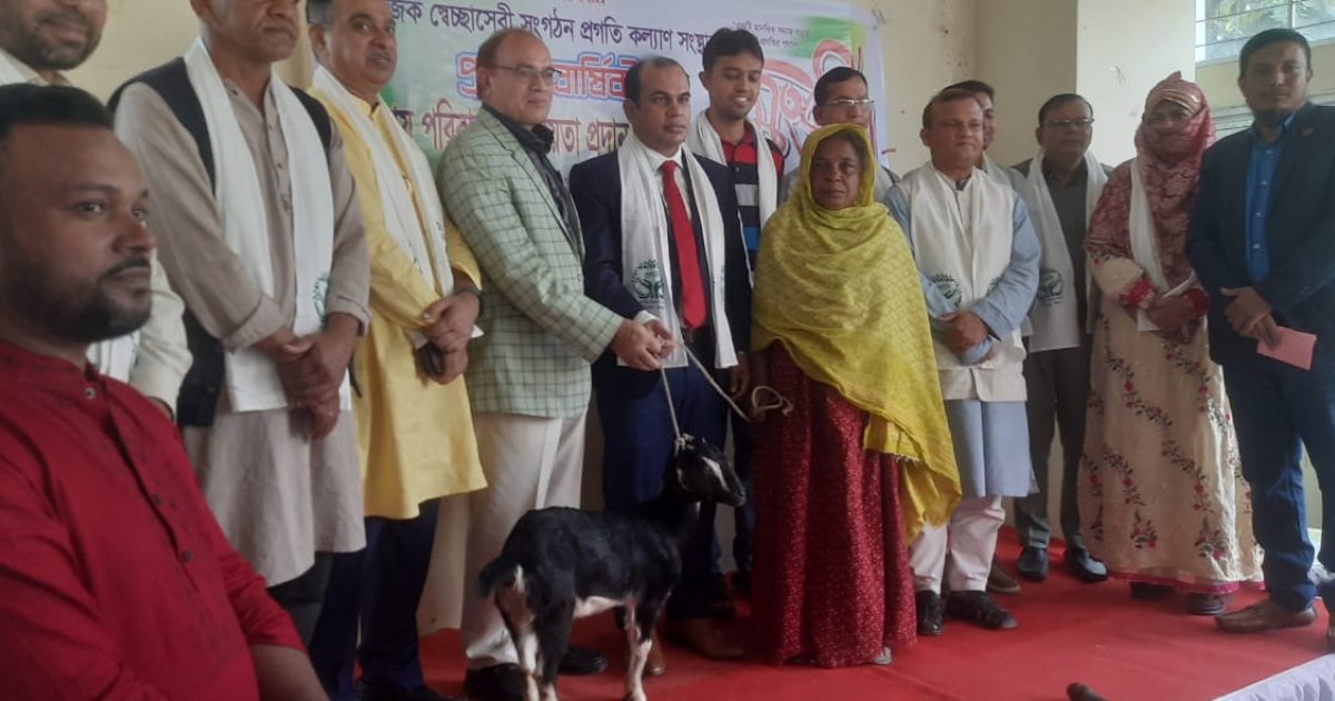 শিবগঞ্জে প্রগতি কল্যাণ সংস্থার প্রতিষ্ঠাবার্ষিকী উপলক্ষে গুণীজন সংবর্ধনা ও অসহায় পরিবারকে ছাগল প্রদান