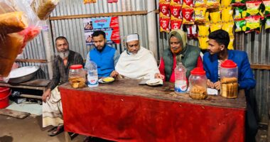 গাজীপুরে পথে পথে প্রান্তিক মানুষের মাঝে খায়রুল হাসান