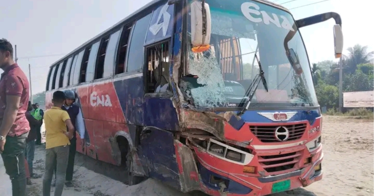রায়পুরায় এনা বাস ও এম্বুলেন্সের মুখোমুখি সংঘর্ষ,চালক নিহত,আহত ৫