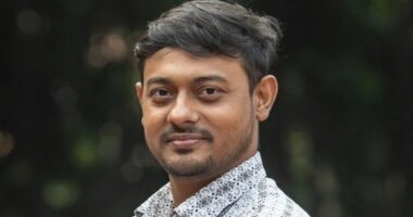 “বন্ধু, একটা সিটের বিনিময়ে তোমার লাল টুকটুকে স্বপ্ন আর পতাকা বিক্রি করে দিও না”: নাসীরুদ্দীন
