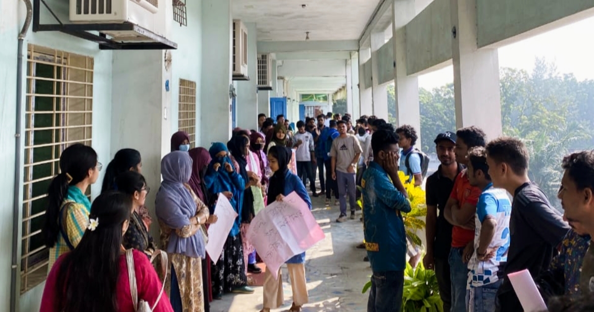 রাবিতে নারী শিক্ষার্থীদের হয়রানির অভিযোগে শিক্ষকের বহিষ্কারের দাবি