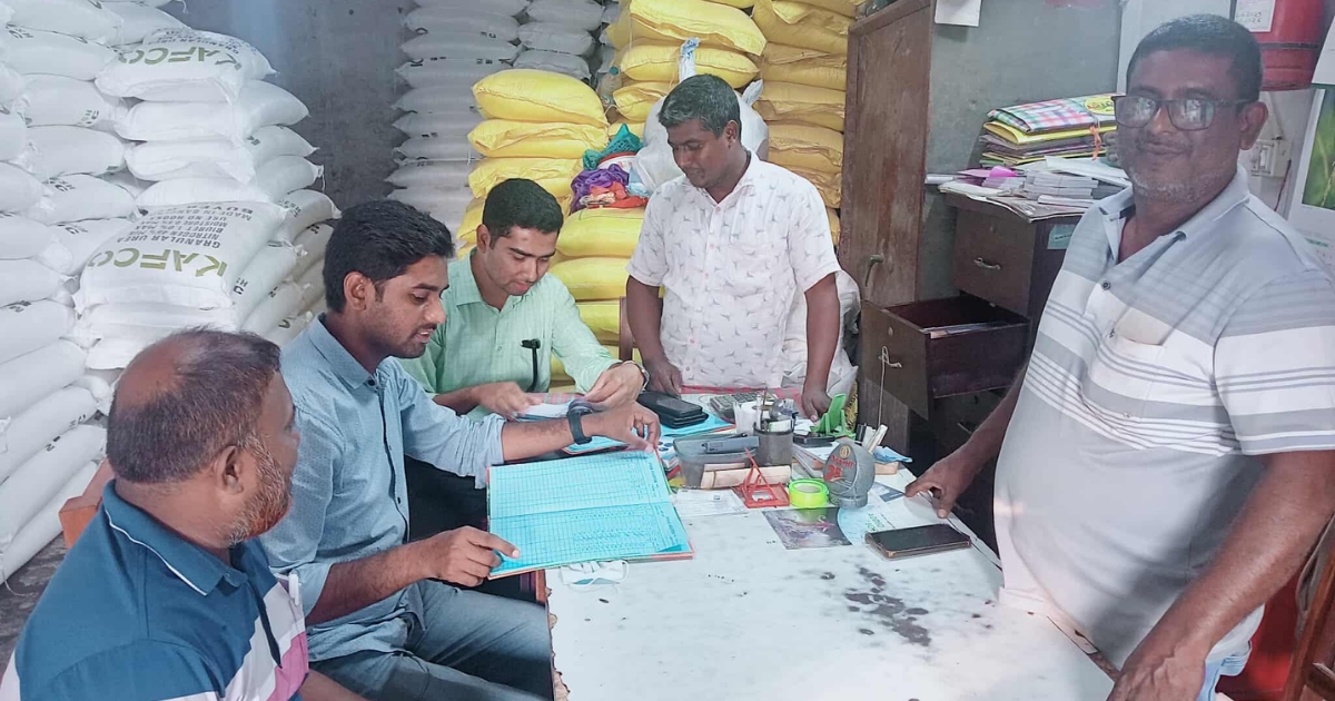 নলডাঙ্গায় ন্যায্য মূল্যে সার পেয়ে উচ্ছ্বসিত কৃষকরা