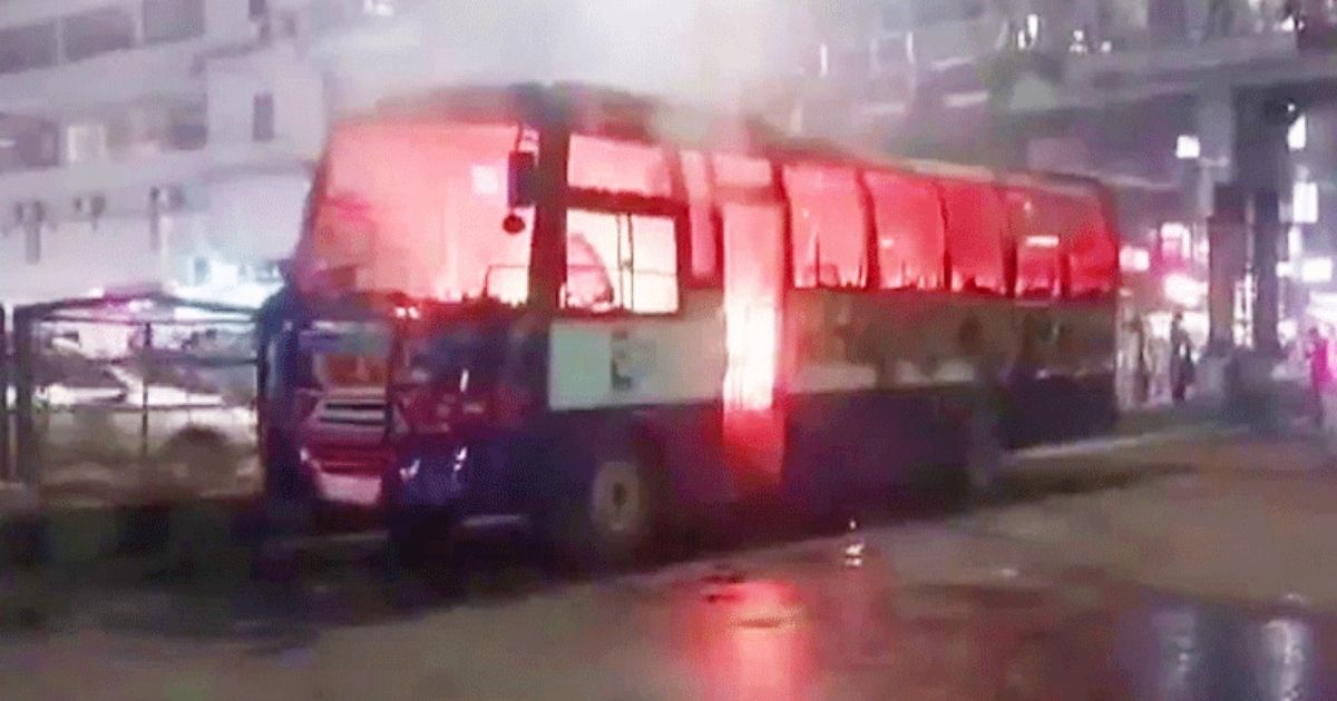 রাতে রাজধানীতে আরও তিন বাসে আগুন