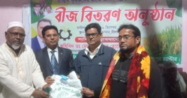 ডোমারে প্রান্তিক কৃষকদের মাঝে মানসম্পন্ন ধানের বীজ বিতরণ
