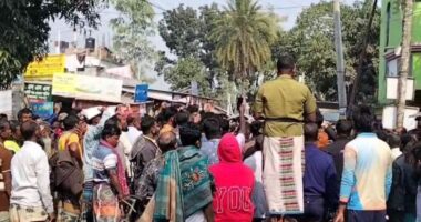 নলডাঙ্গায় ডিলারদের কারসাজিতে সারের তীব্র সংকট - সারের দাবিতে ইউএনও অফিস ঘেরাও সড়ক অবরোধ