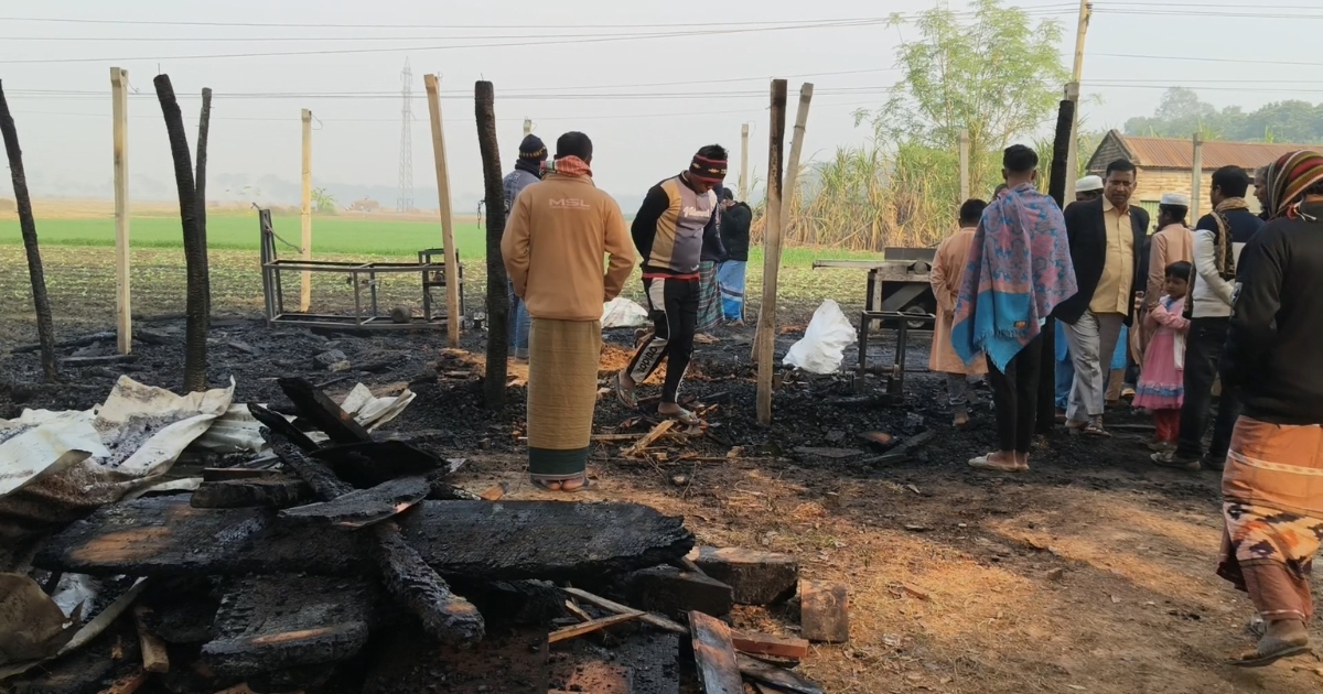 মেহেরপুরে দুর্বৃত্তের আগুনে ফার্নিচার কারখানা ছাই, ক্ষতি প্রায় ৩০ লাখ