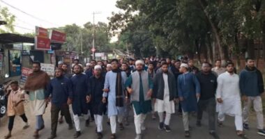 ‘আমরা সবাই হাদি হবো, গুলির মুখে কথা কবো’: চাকসু শিক্ষার্থীরা