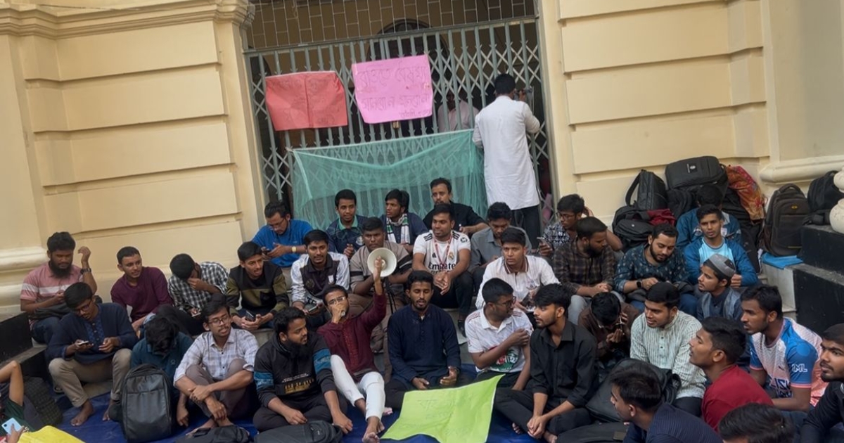 ৩ দফা দাবিতে ভিসি ভবন ব্লকেড কর্মসূচিতে জবির আসসুন্নাহ হলের শিক্ষার্থীরা