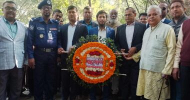 তালার মাগুরায় বীর মুক্তিযোদ্ধাদের মাজারে উপজেলা প্রশাসনের মাজার জিয়ারত