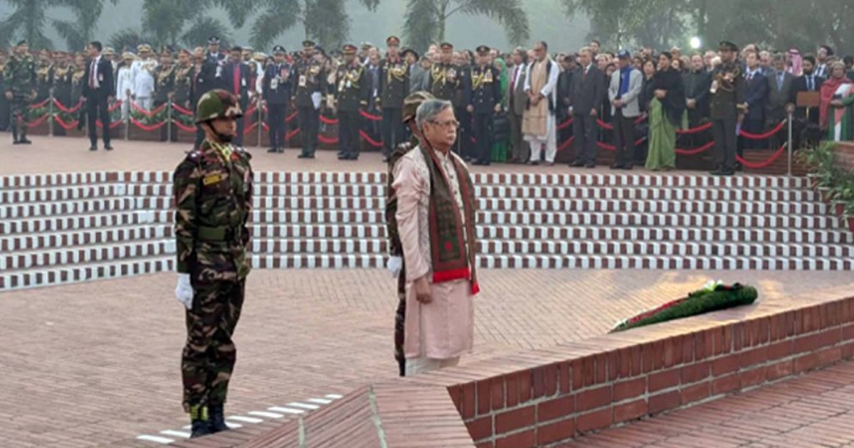 বীর শহীদদের প্রতি রাষ্ট্রপতির শ্রদ্ধা নিবেদন