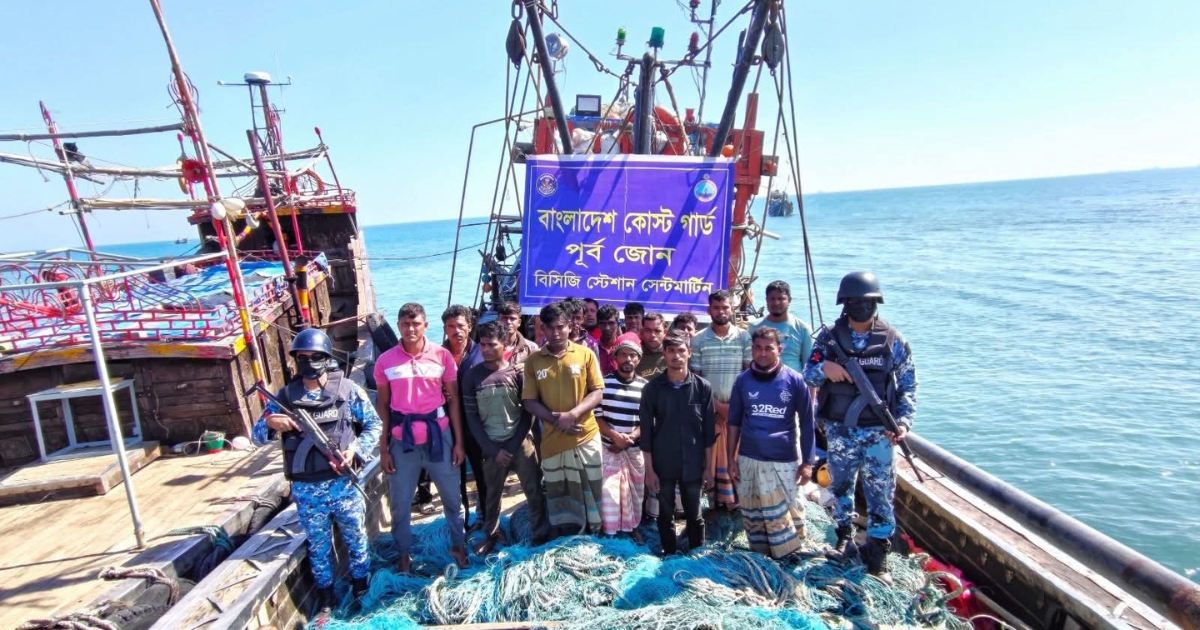 সেন্টমার্টিনে ১৬ জেলে আটক, ৩ কোটি টাকার অবৈধ জাল ও বোট জব্দ