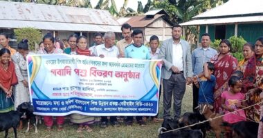 মধুপুরে দরিদ্র শিশুদের অভিভাবকদের মাঝে বিনামূল্যে গবাদি পশু বিতরণ