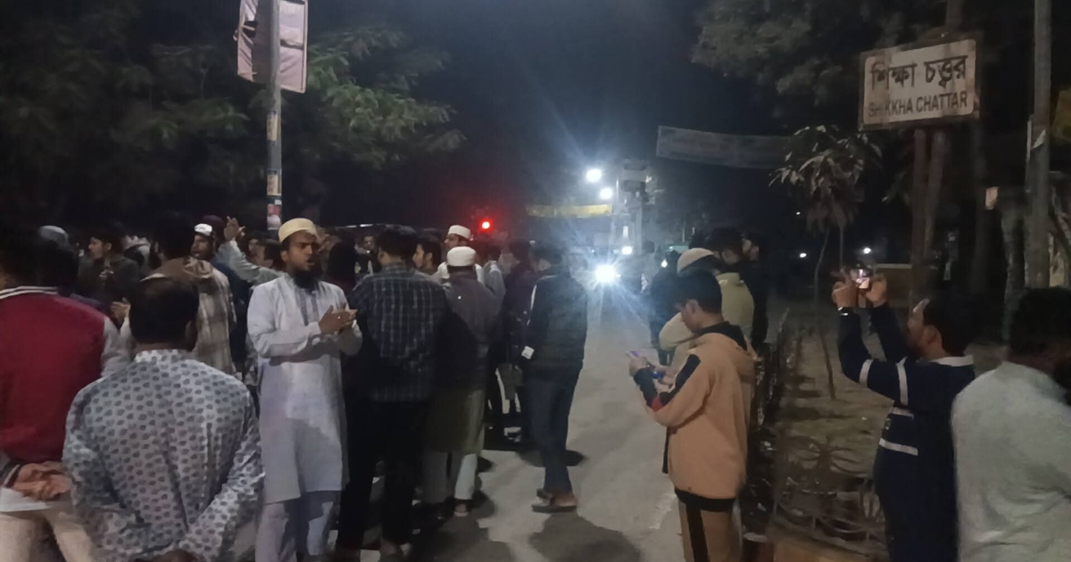 হাদির মৃত্যুর খবরে ছাত্র-জনতার স্লোগানে স্লোগানে উত্তাল হয়ে উঠে নরসিংদী