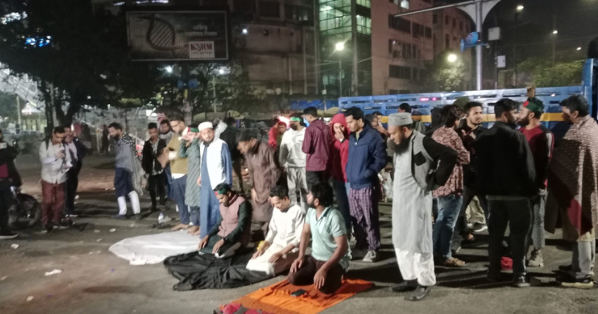 শাহবাগ মোড়ে বিল্পবী ছাত্র-জনতার ফজরের সালাত আদায়
