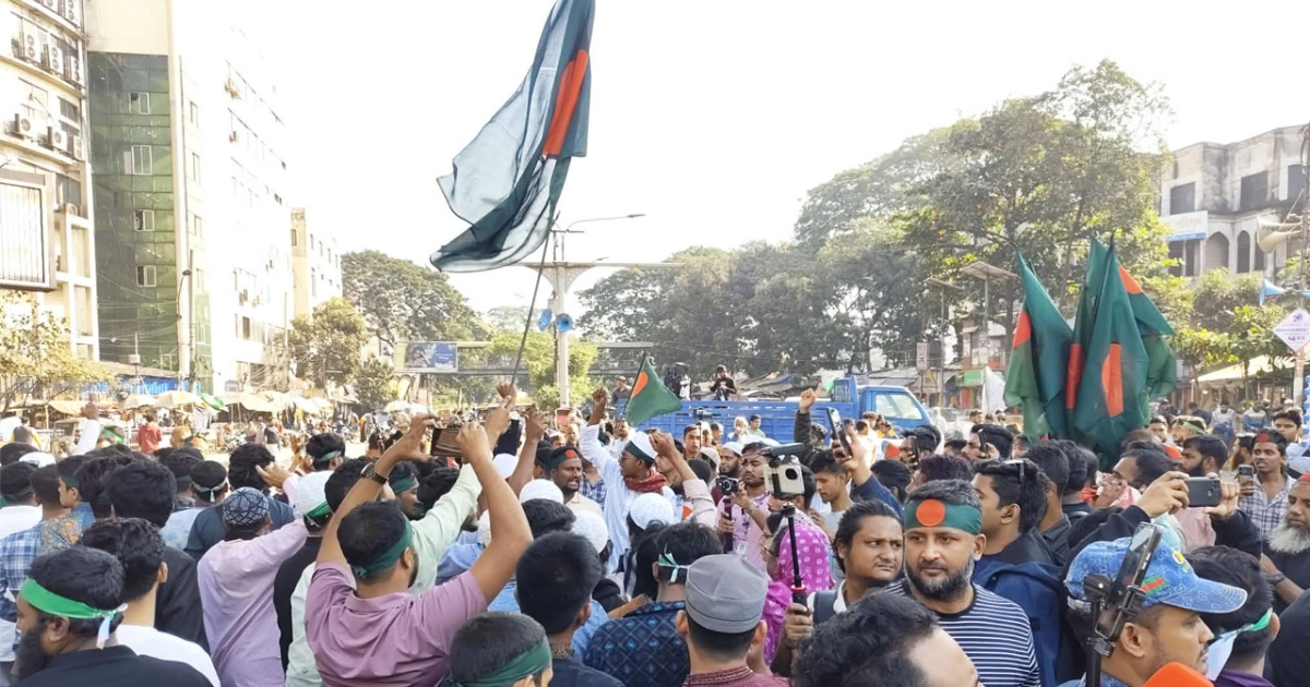 ‘আমরা সবাই হাদি হবো, যুগে যুগে লড়ে যাবো’ স্লোগানে উত্তাল পুরো শাহবাগ